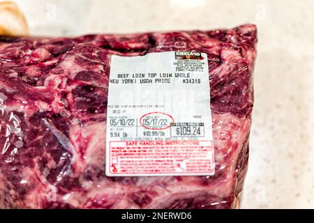 Naples, Etats-Unis - 11 mai 2022: Boeuf de premier choix plat de viande de sirloin steak entier rôti de bande de New York par la marque Costco Kirkland avec prix et vendre par Banque D'Images