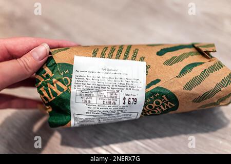 Naples, États-Unis - 17 mai 2022: Étiquette pour le produit de la saucisse de porc bratwurst saucisses entières marché épicerie magasin boucherie emballage gros plan de la viande rouge Banque D'Images