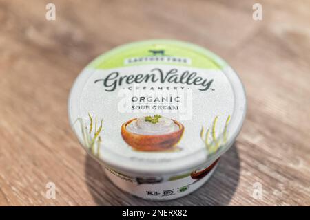 Naples, Etats-Unis - 17 mai 2022: Étiquette et produit de Green Valley Lactose sans intolérance bio saine crème sure macro avec emballage Banque D'Images