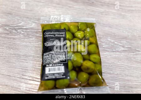 Naples, Etats-Unis - 17 mai 2022: Étiquette pour produit d'olives vertes Castelvetrano en saumure du marché des aliments entiers épicerie emballage fermé Banque D'Images