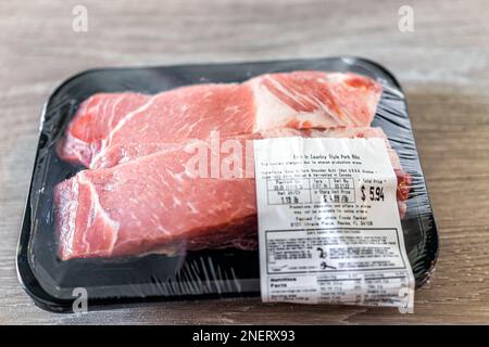 Naples, Etats-Unis - 27 mai 2022: Produit d'emballage de viande de porc de style os brut dans le pays par des aliments entiers boucher avec signe de prix Banque D'Images