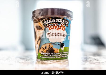 Avon, Etats-Unis - 23 juin 2022 : glace surgelée Ben and Jerry's avec saveur de tiramisu au mascarpone et morceaux de sablés au caramel avec du chocolat Banque D'Images