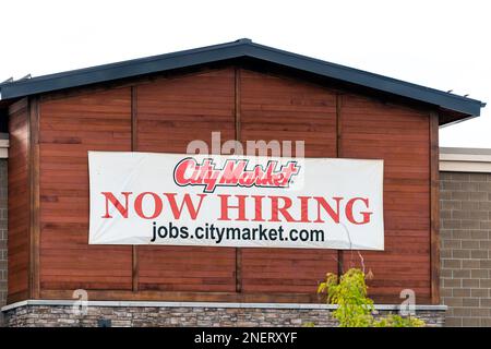 Carbondale, États-Unis - 29 septembre 2022: Panneau pour le marché de la ville maintenant l'embauche à Kroger épicerie de l'entreprise dans la vallée de la fourche de Roaring dans le Colorado Banque D'Images