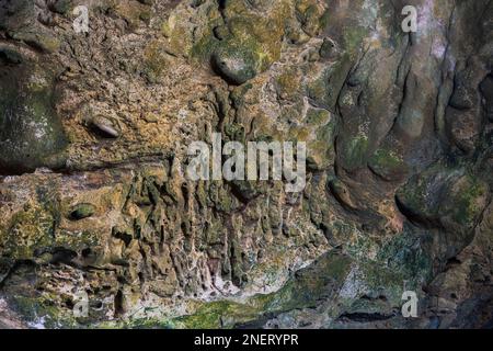 Vue rapprochée de la texture des murs dans la grotte de montagne. Île d'Aruba. Banque D'Images