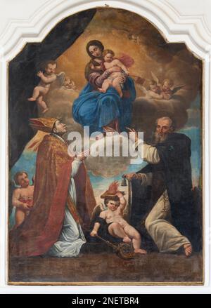 POLIGNANO A MARE, ITALIE - 4 MARS 2022 : le paintin de Madonna de Scapular avec Saint Simon stock et St. Cathédrale de Januarius Matrice. Banque D'Images