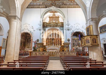 POLIGNANO A MARE, ITALIE - 4 MARS 2022 : la nef de la cathédrale de Matrice avec le plafond de Lucas Alvese à partir de début 17. cent. Banque D'Images