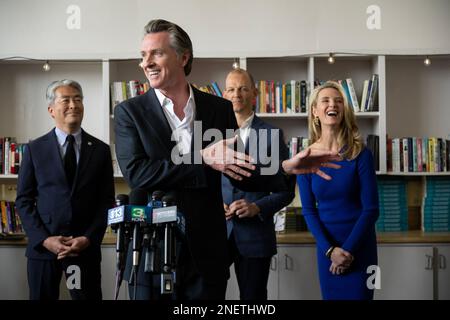 Sacramento, Californie, États-Unis. 16th févr. 2023. Le gouverneur Gavin Newsom et la première partenaire Jennifer Siebel Newsom visitent l'école secondaire Encino avec le membre de l'Assemblée Al Muratsuchi .District 66 et le district membre de l'Assemblée 6 Kevin McCarty pour voir les progrès mis en lumière les investissements nationaux dans la transformation de l'éducation et les écoles communautaires à Sacramento, le jeudi 16 février 2023. (Credit image: © Paul Kitagaki Jr./ZUMA Press Wire) USAGE ÉDITORIAL SEULEMENT! Non destiné À un usage commercial ! Banque D'Images
