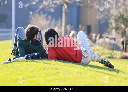 Couple dans les jardins de Wharf Road au début du printemps, à Kings Cross, au nord de Londres, Royaume-Uni Banque D'Images