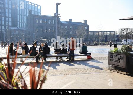 Profitez de températures chaudes pendant les vacances de mi-mandat du 2023 février sur Granary Square à Kings Cross, au nord de Londres, au Royaume-Uni Banque D'Images