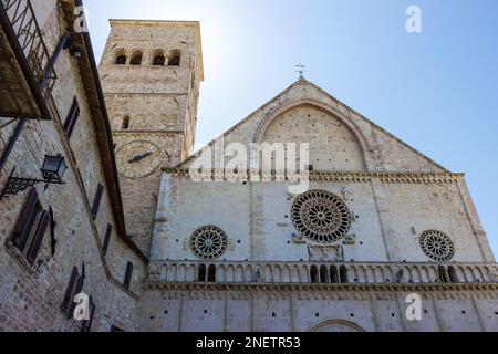 Vue de dessous de l'imposante cathédrale de San Rufino à Assise, Italie Banque D'Images