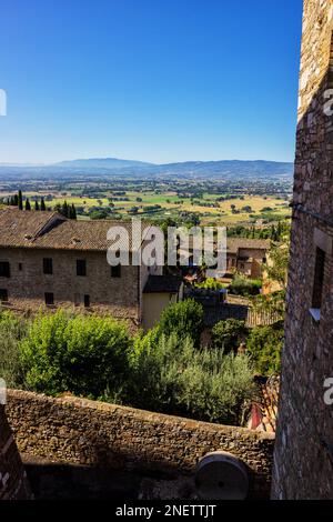 Vue magnifique sur les collines de l'ombrie depuis la célèbre ville d'Assise, en Italie Banque D'Images