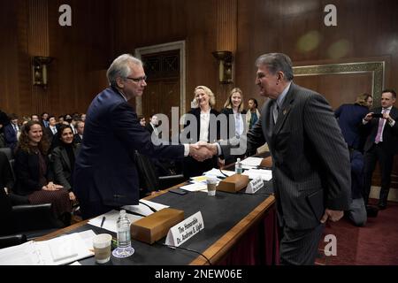 16 février 2023, Washington, Distric de Columbia, Etats-Unis: Secrétaire adjoint, Office of International Affairs, États-Unis Le Dr ANDREW E. LIGHT, du Département de l'énergie, se fait la main avec le sénateur américain Joe Minchin(D-WV) lors d'une audition sur l'impact de la FederationÃs guerre russe en Ukraine sur la sécurité énergétique européenne et mondiale un an après l'invasion, aujourd'hui sur 16 février 2023 à Dirksen Senat/Capitol Hill à Washington DC, ÉTATS-UNIS. (Credit image: © Lénine Nolly/ZUMA Press Wire) USAGE ÉDITORIAL SEULEMENT! Non destiné À un usage commercial ! Banque D'Images