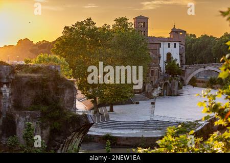 Isola Tiberina ou Isola Tiberina à Rome.Italie. Isola dei due Ponti, Licaonia, île de San Bartolomeo au coucher du soleil. Une ancienne île fluviale du Tibre Banque D'Images