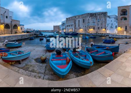 Monopoli - le port de la vieille ville au crépuscule. Banque D'Images