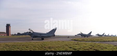 Les typhons Eurofighter de la Royal Air Force sont installés sur le taxi de la Royal Air Force Mildenhall, en Angleterre, le 15 février 2023. L'avion, de RAF Coningsby, en Angleterre, s'est détourné ici en raison du mauvais temps. Le typhon est un avion de combat multirôle hautement performant et extrêmement agile, capable d'être déployé pour toute la gamme des opérations aériennes, y compris la police aérienne, le soutien de la paix et les conflits de haute intensité. (É.-U. Photo de la Force aérienne par Karen Abeyasekere) Banque D'Images