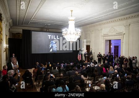 Washington, États-Unis. 16th févr. 2023. Le président Joe Biden a pris la parole en organisant une projection du film « Till » dans la salle est de la Maison Blanche à Washington, DC, jeudi, 16 février 2023. Biden a accueilli des dirigeants des droits civils et des victimes de violences motivées par la haine pour la projection du Till, un film illustrant la vie de Mamie Till-Mobley, dont le fils Emmett Till, un adolescent noir, a été brutalement lynché au Mississippi en 1955. Photo par Al Drago/UPI crédit: UPI/Alay Live News Banque D'Images