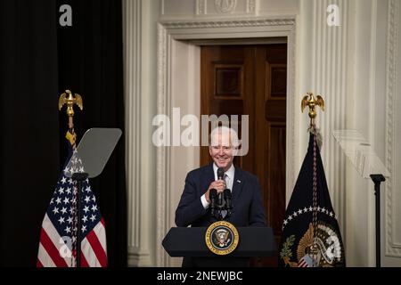 Washington, États-Unis. 16th févr. 2023. Le président Joe Biden a pris la parole en organisant une projection du film « Till » dans la salle est de la Maison Blanche à Washington, DC, jeudi, 16 février 2023. Biden a accueilli des dirigeants des droits civils et des victimes de violences motivées par la haine pour la projection du Till, un film illustrant la vie de Mamie Till-Mobley, dont le fils Emmett Till, un adolescent noir, a été brutalement lynché au Mississippi en 1955. Photo par Al Drago/UPI crédit: UPI/Alay Live News Banque D'Images