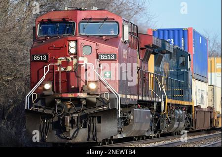 Bartlett, Illinois, États-Unis. Une paire de locomotives dirige un train de marchandises du chemin de fer canadien Pacifique, dirigé par deux wagons-conteneurs intermodaux. Banque D'Images