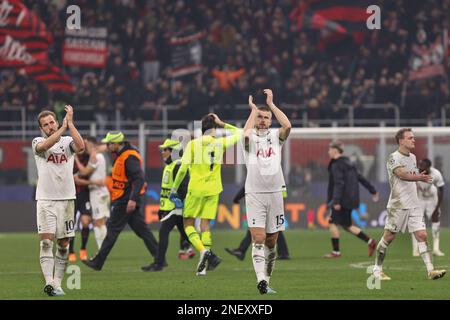 Milan, Italie. 14th févr. 2023. Italie, Milan, fév 14 2023: Eric Dier (Tottenham Midfielder) accueille les fans à la fin du jeu de football AC MILAN vs TOTTENHAM HOTSPUR, ronde de 16 1st jambes UCL 2022-2023 San Siro stade (Credit image: © Fabrizio Andrea Bertani/Pacific Press via ZUMA Press Wire) USAGE ÉDITORIAL SEULEMENT! Non destiné À un usage commercial ! Banque D'Images