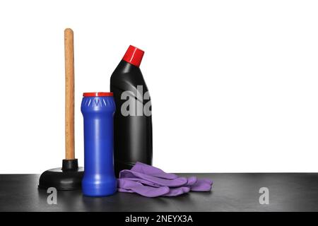 Composition avec différents outils de nettoyage de toilettes sur table noire sur fond blanc. Espace pour le texte Banque D'Images