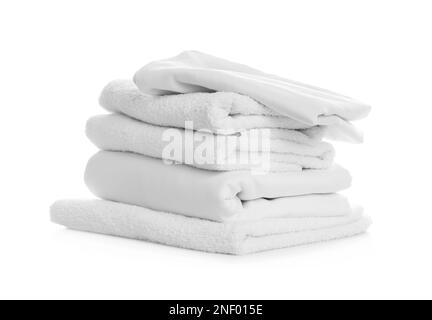 Pile de serviettes et de literie sur fond blanc Banque D'Images