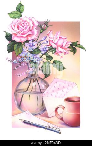 Fleurs-roses en verre vaseavec stylo et papeterie et mug sur couleurs chaudes entourent le blanc Banque D'Images