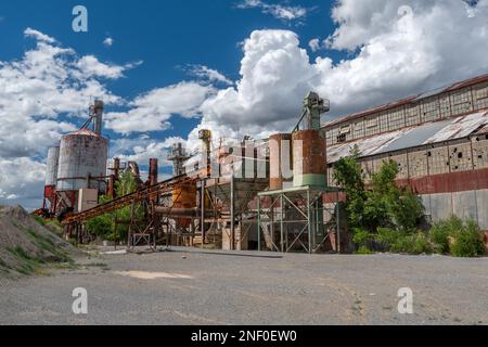 Cette usine industrielle du Colorado a été fermée et abandonnée et est lentement en proie aux éléments. Banque D'Images