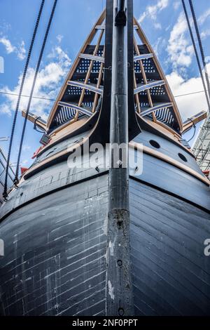 Avant-château et arc du navire de musée HMS Victory, flanqué d'ancrages inférieurs, chantier naval historique de Portsmouth, Hampshire, Angleterre du Sud-est Banque D'Images