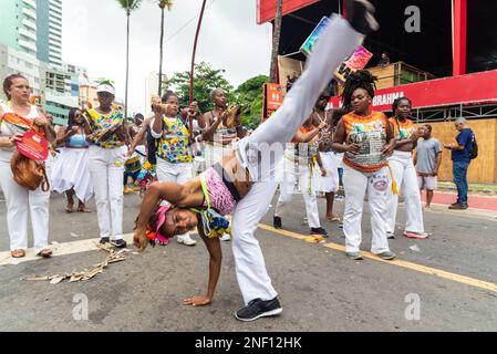 Salvador, Bahia, Brésil - 11 février 2023: Les groupes de capoeira défilent pendant le pré-Carnaval de Fuzue, à Salvador, Bahia. Banque D'Images