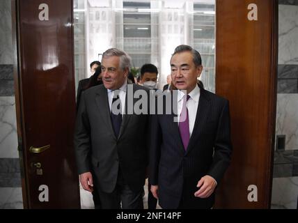 Rome, Italie. 16th févr. 2023. Wang Yi (R), membre du Bureau politique du Comité central du Parti communiste de Chine (PCC) et directeur du Bureau de la Commission des affaires étrangères du Comité central du PCC, rencontre le Vice-Premier Ministre italien et Ministre des affaires étrangères Antonio Tajani à Rome, Italie, Le 16 février 2023. Credit: Jin Mamengni/Xinhua/Alamy Live News Banque D'Images