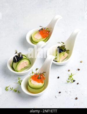 canapés assortis avec caviar pour la restauration. Photo de haute qualité Banque D'Images