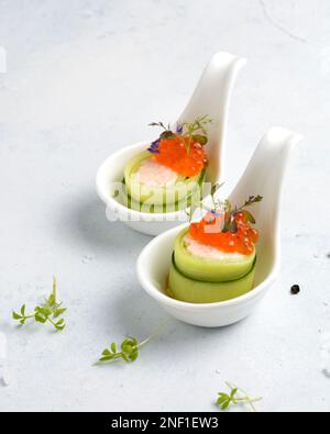 canapés au concombre et caviar rouge. Photo de haute qualité Banque D'Images