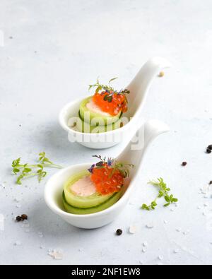canapés au concombre et caviar rouge. Photo de haute qualité Banque D'Images