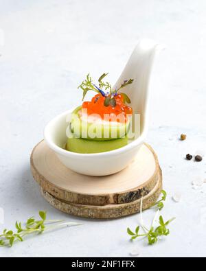 canapés au concombre et caviar rouge. Photo de haute qualité Banque D'Images