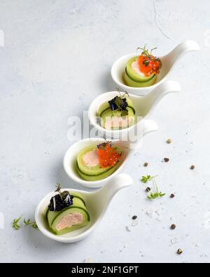 canapés assortis avec caviar pour la restauration. Photo de haute qualité Banque D'Images