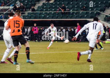 Varsovie, Pologne. 16th févr. 2023. Benjamin Bourigeaud (C) de Rennes en action pendant le match de football de la Ligue européenne d'Europe de l'UEFA de 2022/23 1st jambes entre Shakhtar Donetsk et le FC Stade Rennais au stade municipal du Maréchal Jozef Pilsudski de Legia Varsovie. Note finale: Shakhtar Donetsk 2:1 Rennes. Crédit : SOPA Images Limited/Alamy Live News Banque D'Images