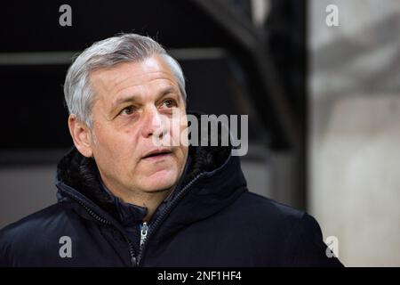 Varsovie, Pologne. 16th févr. 2023. Bruno Genesio, le gérant de Rennes, est vu lors du match de football de l'UEFA Europa League de 2022/23 1st jambes entre Shakhtar Donetsk et le FC Stade Rennais au stade municipal du Maréchal Jozef Pilsudski de Legia Varsovie. Note finale: Shakhtar Donetsk 2:1 Rennes. Crédit : SOPA Images Limited/Alamy Live News Banque D'Images