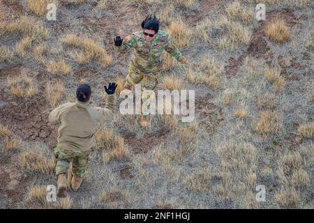 Boise, Idaho, États-Unis. 4th févr. 2023. Les soldats et les aviateurs de la Garde nationale de l'Idaho, ainsi que leurs homologues actifs, ont Uni leurs forces avec une mentalité d'une seule équipe et d'un seul combat pour un entraînement conjoint lors d'un exercice de victimes de masse en février. 4, 2023, près de Gowen Field, Boise, Idaho. Le personnel médical du groupe médical Gowen Fields 124th et le personnel médical en service actif du groupe médical 366th de la base aérienne de Mountain Home ont fait équipe pour plusieurs événements de victimes de masse. Crédit : États-Unis Garde nationale/ZUMA Press Wire Service/ZUMAPRESS.com/Alamy Live News Banque D'Images