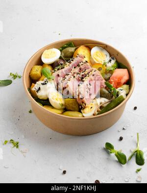 salade de thon frais dans une boîte en carton. Photo de haute qualité Banque D'Images