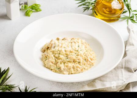 risotto aux champignons porcini et sauce. Photo de haute qualité Banque D'Images