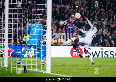 Barcelone, Espagne. 16th févr. 2023. Ronald Araujo (C) de Barcelone tente un coup de tête lors d'un match de football de l'Europa League entre Barcelone et Manchester United à Barcelone, Espagne, le 16 février 2023. Crédit : Joan Gosa/Xinhua/Alay Live News Banque D'Images