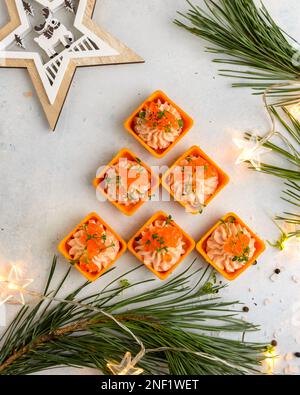 Canapés au fromage et caviar pour Noël. Photo de haute qualité Banque D'Images
