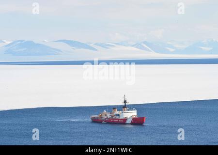 McMurdo, Antarctique. 29th janvier 2023. Le brise-glace lourd USCGC Polar Star (WAGB 10) maintient les canaux de navigation ouverts à l'approche de la station McMurdo, Antarctique. La Force opérationnelle interarmées (Force de soutien Antarctique) supervise les activités des services conjoints et fournit un appui du ministère de la Défense à la National Science Foundation (NSF) et au Programme antarctique des États-Unis (USAP) par le biais de l'opération Deep Freeze. Crédit : États-Unis Marine/ZUMA Press Wire Service/ZUMAPRESS.com/Alamy Live News Banque D'Images