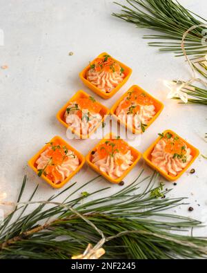Canapés au fromage et caviar pour Noël. Photo de haute qualité Banque D'Images