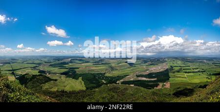 En regardant depuis le sommet du volcan appelé Mt Tuahara sur les terres agricoles et les champs agricoles ruraux près du lac Taupo Banque D'Images