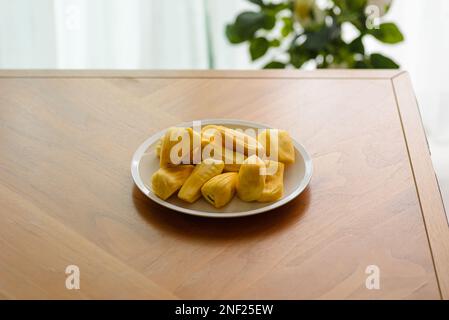 jackfruit sur une assiette blanche. Photo de haute qualité Banque D'Images