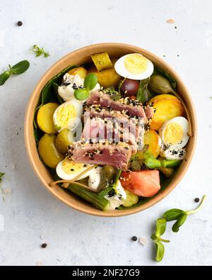 salade de thon frais dans une boîte en carton. Photo de haute qualité Banque D'Images