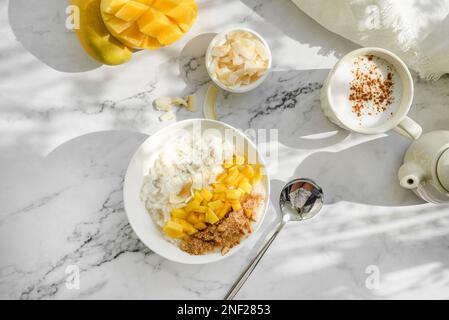 bouillie de riz à la mangue sur le lait de coco. Photo de haute qualité Banque D'Images