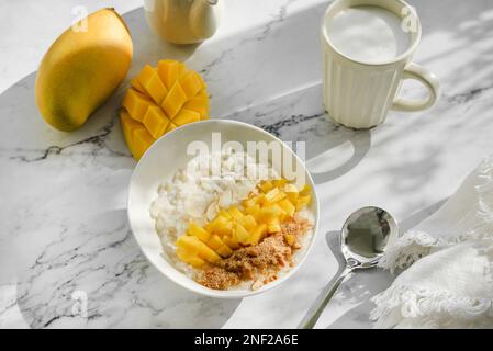 bouillie de riz à la mangue sur le lait de coco. Photo de haute qualité Banque D'Images