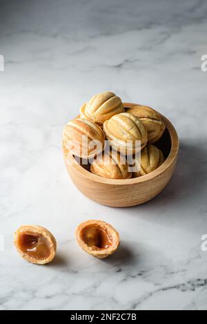 biscuits sous forme de noix au caramel. Photo de haute qualité Banque D'Images